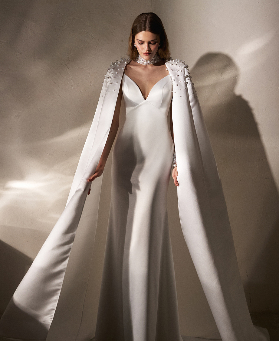 Утонченное свадебное платье из атласа с кейпом фото