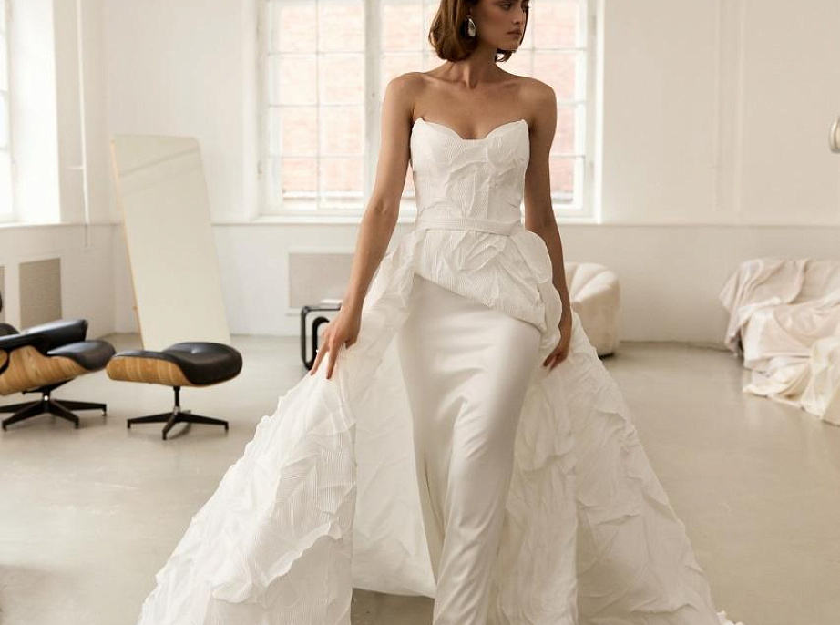 Стильный свадебный комплект со съемным шлейфом из дизайнерской ткани фото