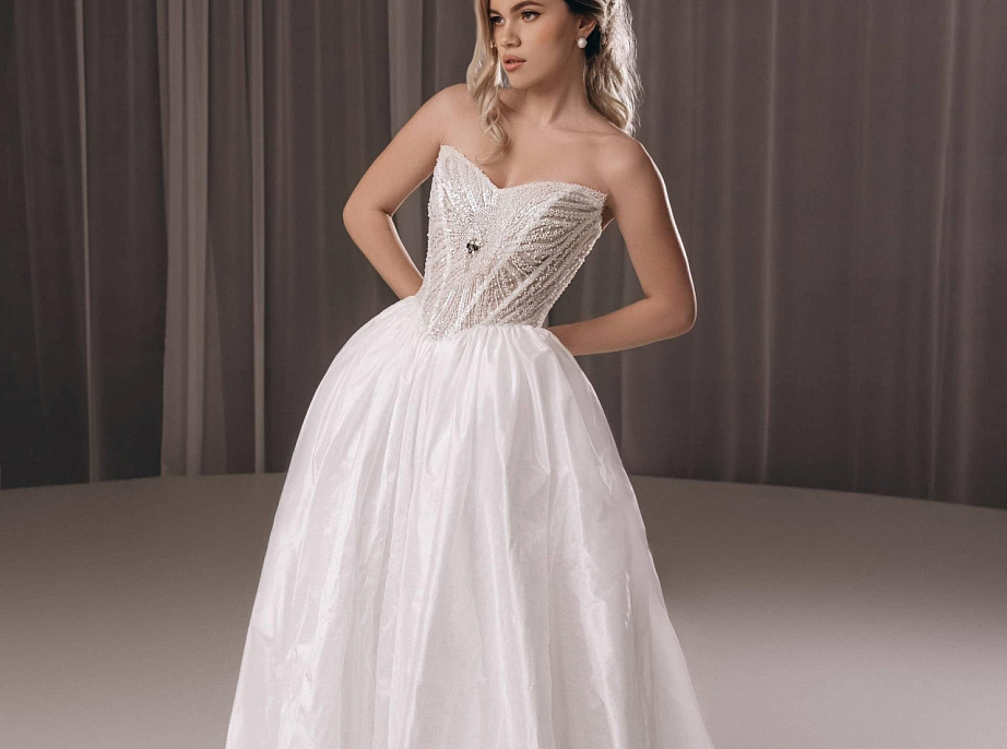 Свадебное платье с диснеевским корсетом и пышной юбкой из тафты фото