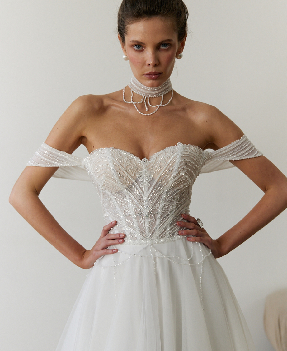 Нежное свадебное платье с чокером фото