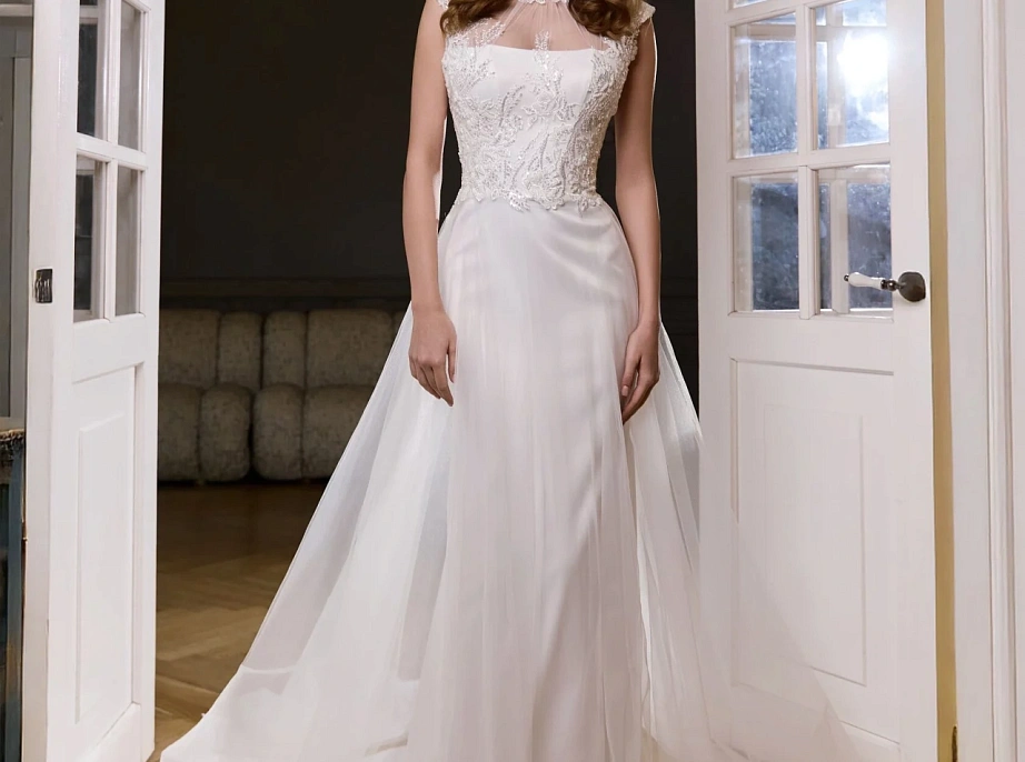 Классическое свадебное платье с кружевным корсетом и юбкой фото