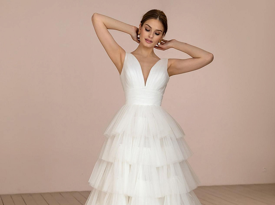 Белое многоярусное свадебное платье фото