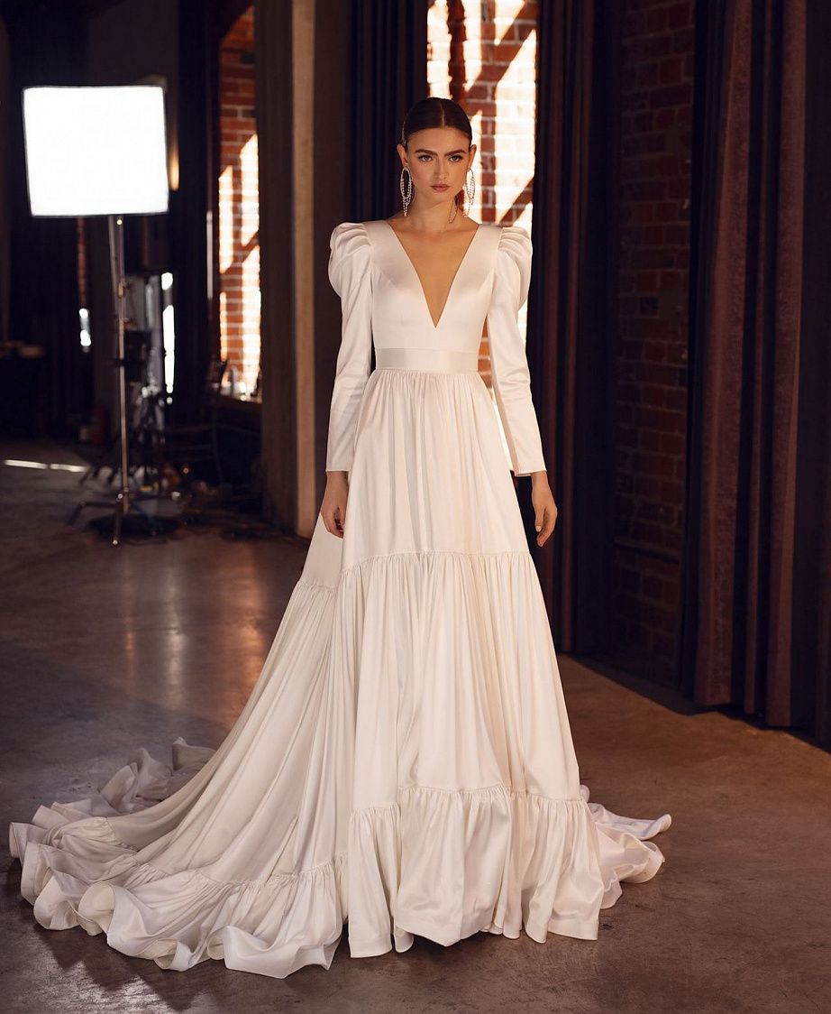 Атласное свадебное платье со шлейфом фото