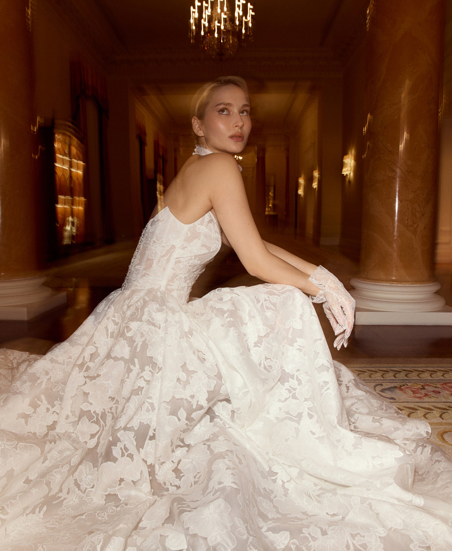 Роскошное свадебное платье из авторского кружева фото