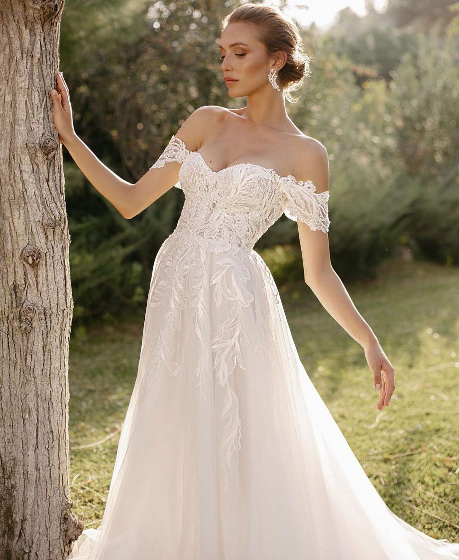 Белое свадебное платье с вырезом в форме сердца фото