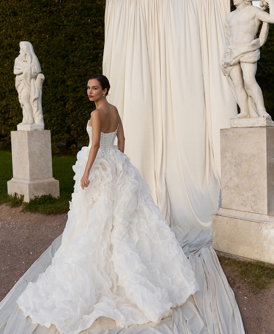 Пышное платье из дизайнерской ткани с атласным корсетом фото