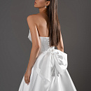 Лаконичное свадебное платье с разрезом и бантом фото