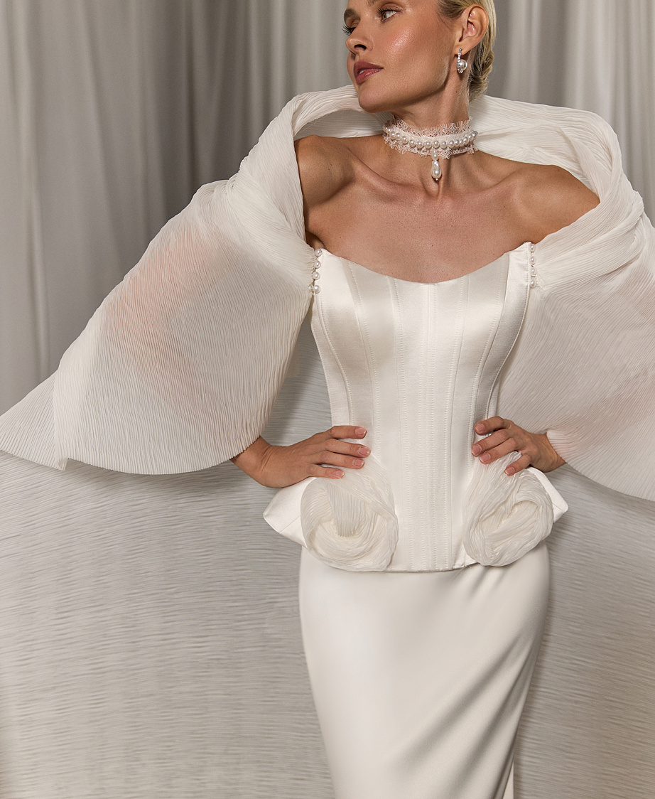 Атласный комплект c кейпом из дизайнерской ткани фото