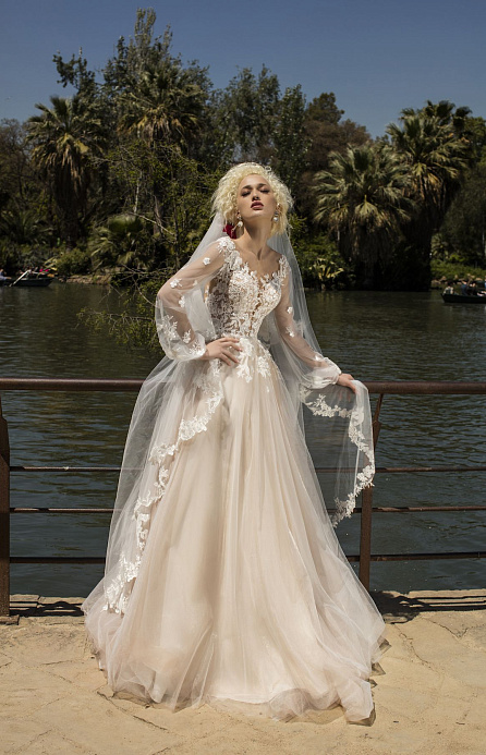 Свадебная фата с окантовкой из цветочного кружева фото