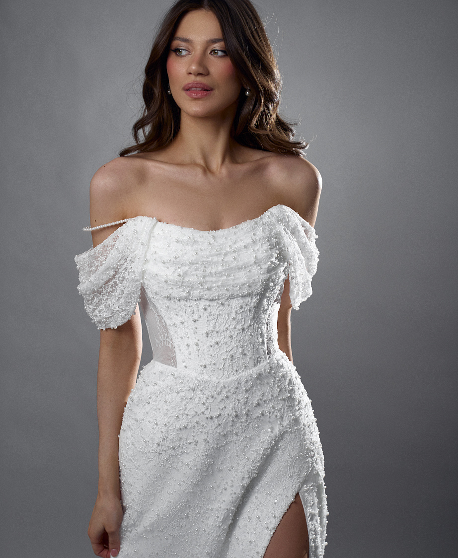 Кружевное платье-русалка с бисером и со съемным шлейфом фото