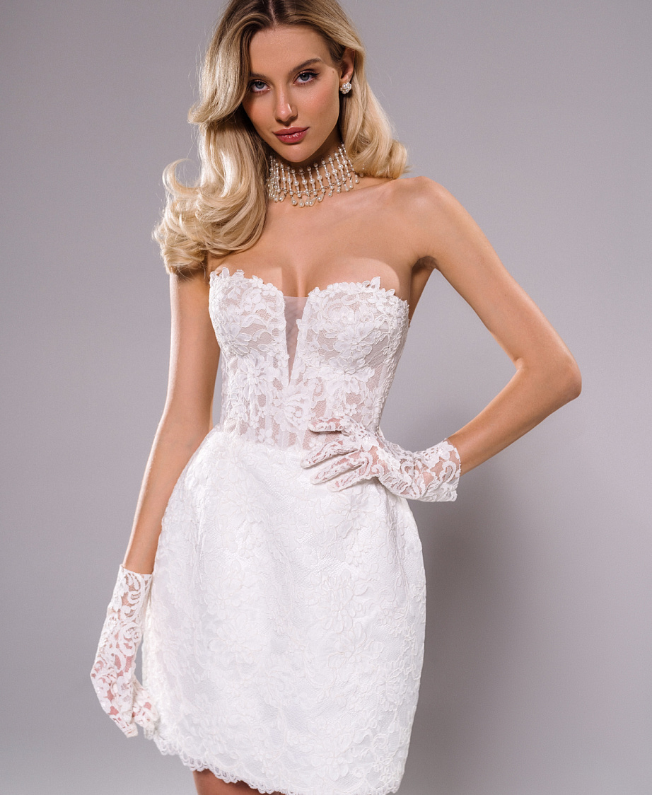 Короткое кружевное свадебное платье с перчатками фото