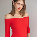 Красное вечернее платье миди с открытыми плечами фото