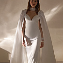 Утонченное свадебное платье из атласа с кейпом фото