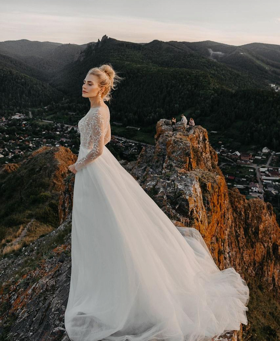 Прямое свадебное платье с расшитым корсетом фото