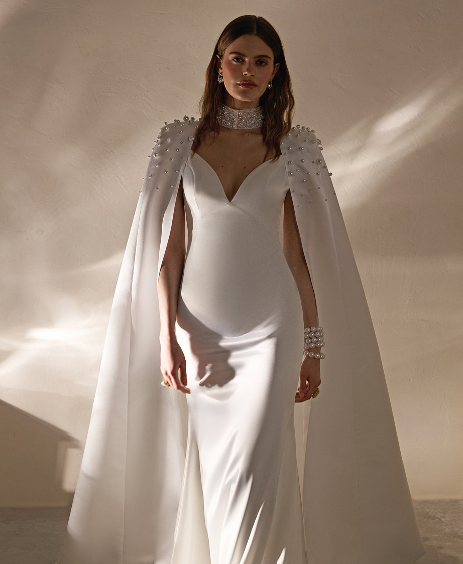 Утонченное свадебное платье из атласа с кейпом фото