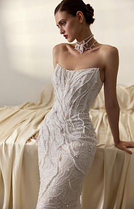 Свадебное платье-русалка из расшитого кружева и декором из жемчуга фото