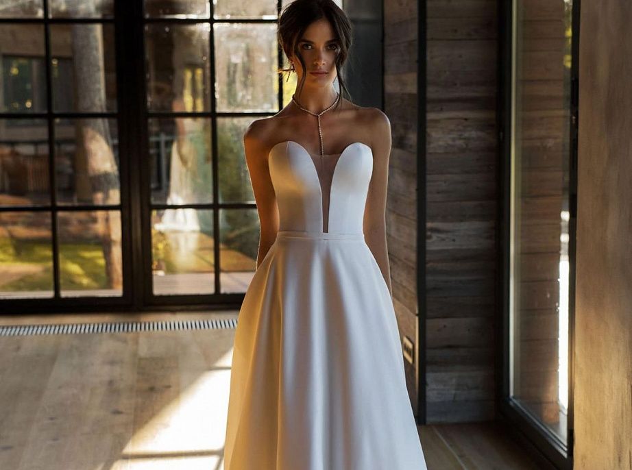Атласное свадебное платье с кружевным болеро фото