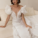 Стильное свадебное платье из дизайнерской ткани с болеро фото