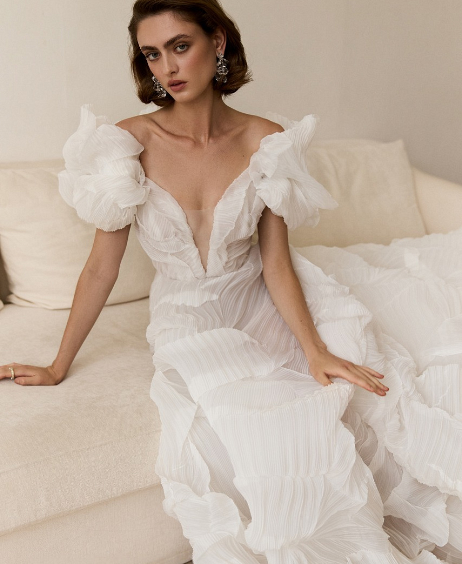 Стильное свадебное платье из дизайнерской ткани с болеро фото