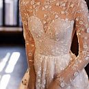 Кружевное закрытое свадебное платье с блеском фото