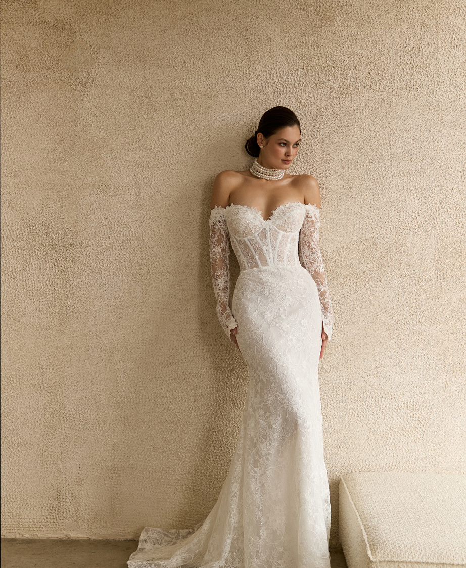 Кружевное свадебное платье с рукавами и съемным шлейфом фото