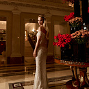 Роскошное облегающее свадебное платье с открытыми плечами фото