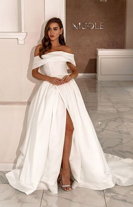 Атласное свадебное платье с вырезом лодочка фото