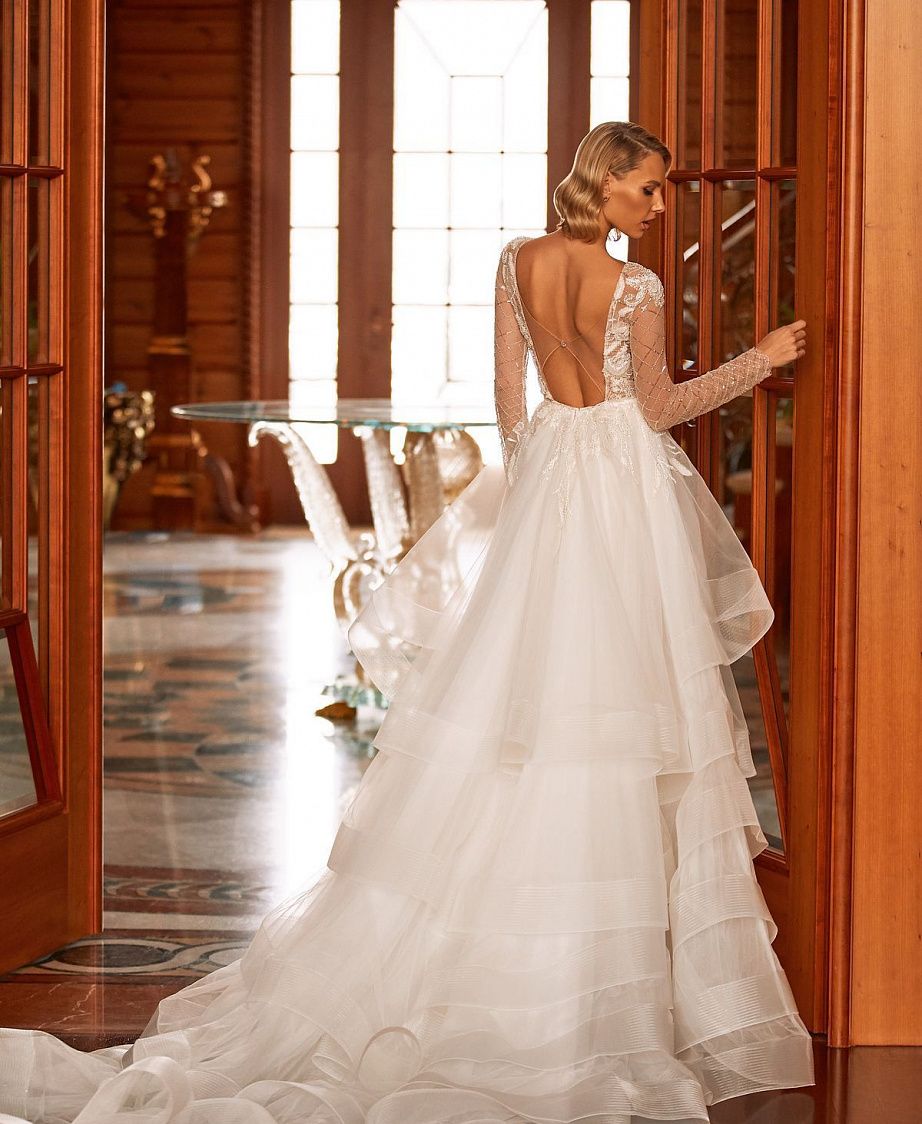 Кружевное свадебное платье c v-вырезом по фигуре фото