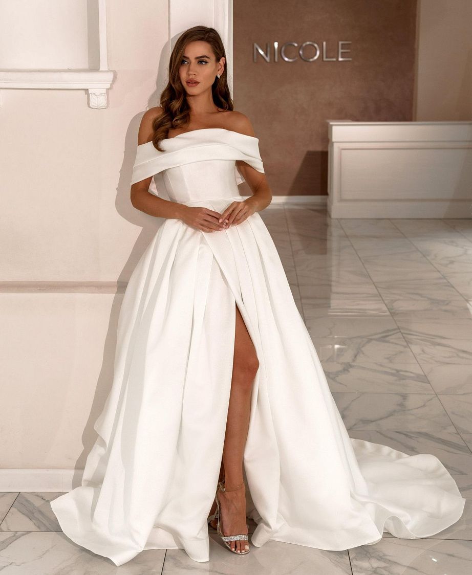 Атласное свадебное платье с вырезом лодочка фото