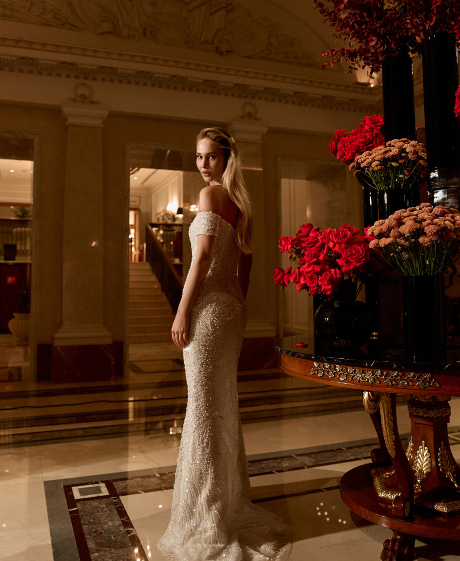 Роскошное облегающее свадебное платье с открытыми плечами фото