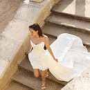 Стильное свадебное платье с длинным шлейфом фото