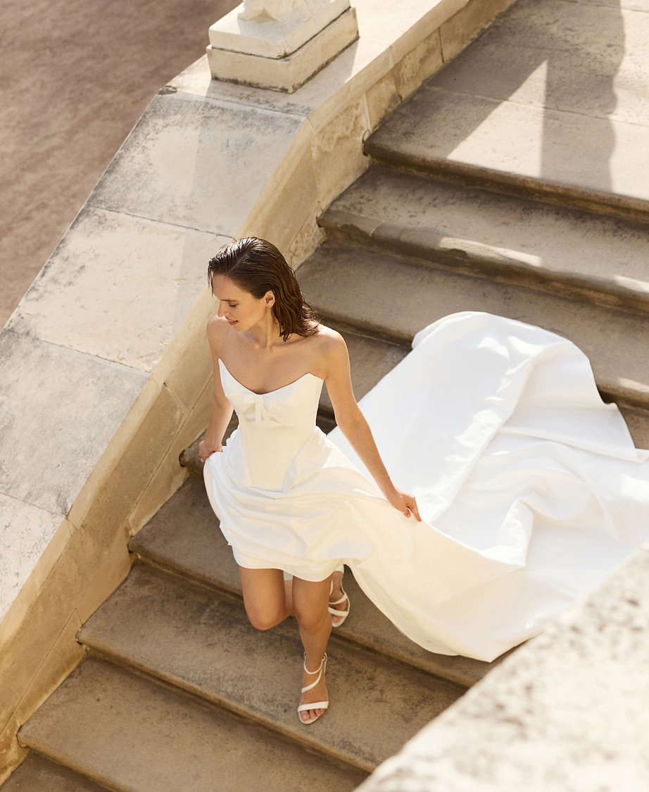 Стильное свадебное платье с длинным шлейфом фото