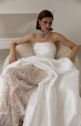 Эффектное свадебное платье из микадо с кружевной юбкой фото