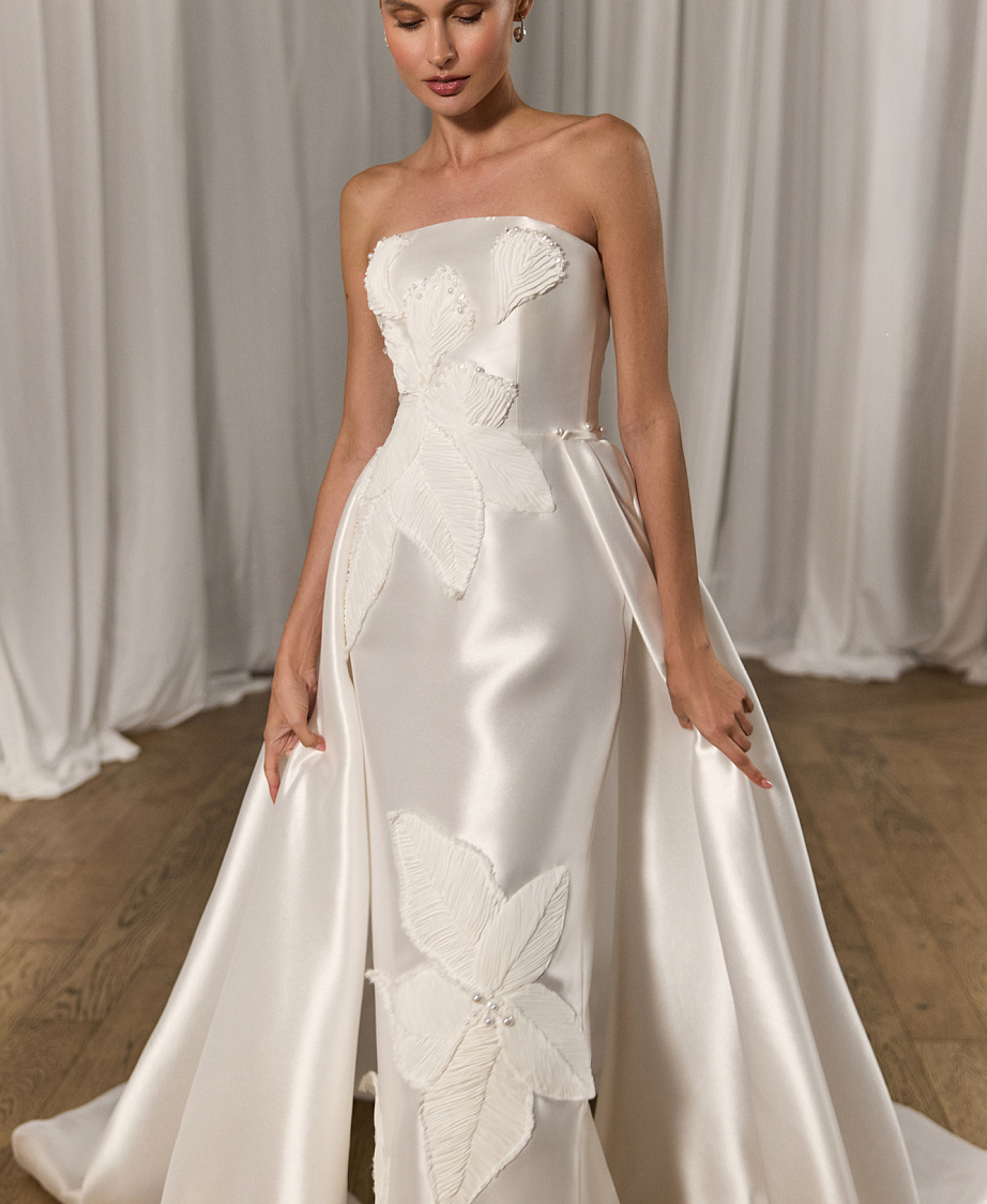 Элегантное платье из микадо с декором из цветов и съемным шлейфом фото