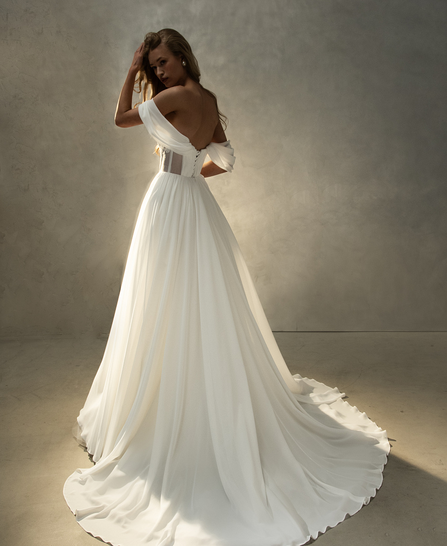 Летящее платье из фатина с ниспадающими бретелями фото