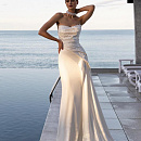 Атласное свадебное платье с кружевным декором фото