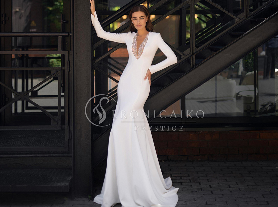 Красивое свадебное платье из атласа с декором по декольте фото