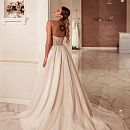 Блестящее свадебное платье с вырезом сердечком фото