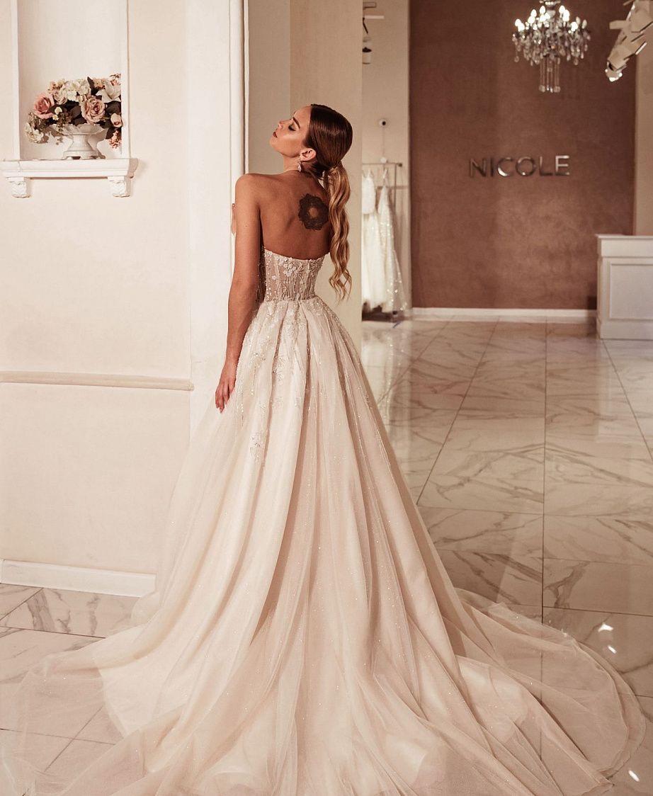 Блестящее свадебное платье с вырезом сердечком фото