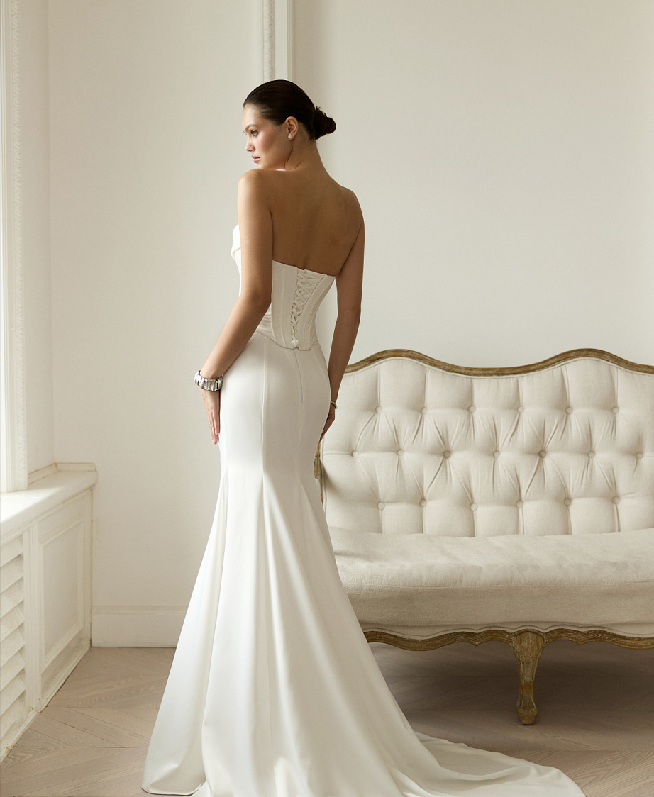 Атласное свадебное платье со съемными жемчужными бретелями фото