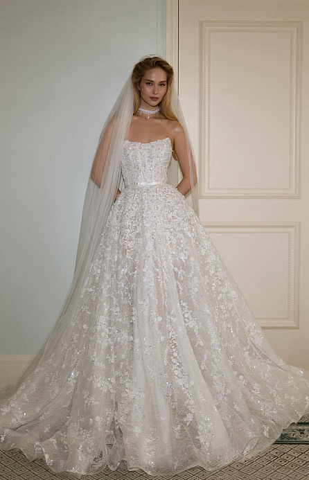 Пышное кружевное свадебное платье с жемчугом  фото