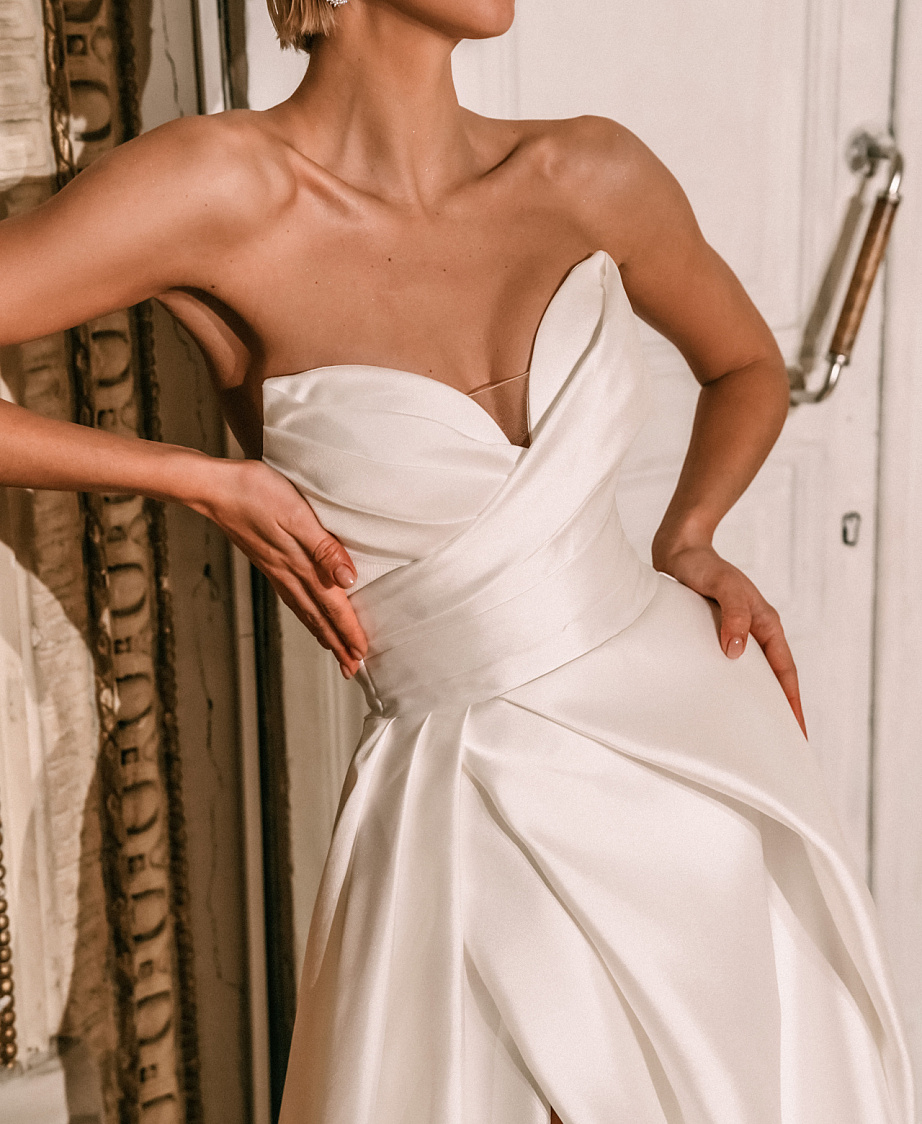 Роскошное свадебное платье из атласа фото