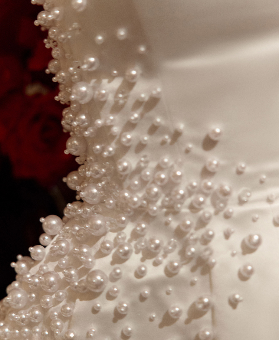 Атласный свадебный комплект с баской расшитый жемчугом фото