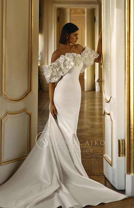 Роскошное свадебное платье с цветочным декором фото