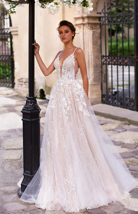 Роскошное блестящее платье на тонких бретелях фото