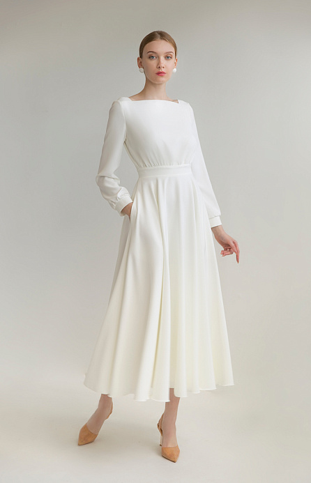 Щёлковое свадебное платье миди с рукавами фото