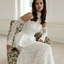 Кружевное закрытое свадебное платье с баской фото