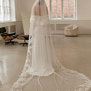 Атласное свадебное платье с кружевной баской фото