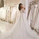 Изысканное кружевное платье со съемным шлейфом фото