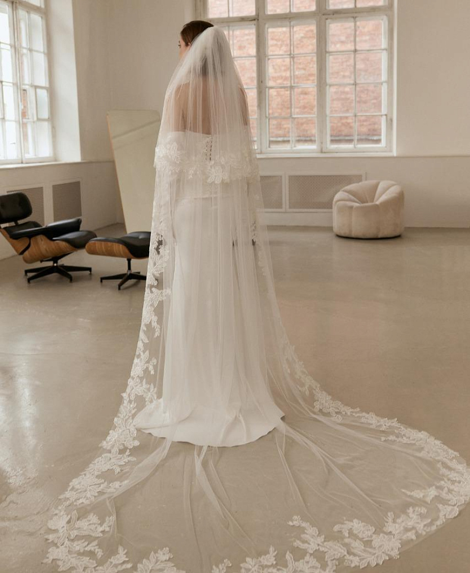 Атласное свадебное платье с кружевной баской фото